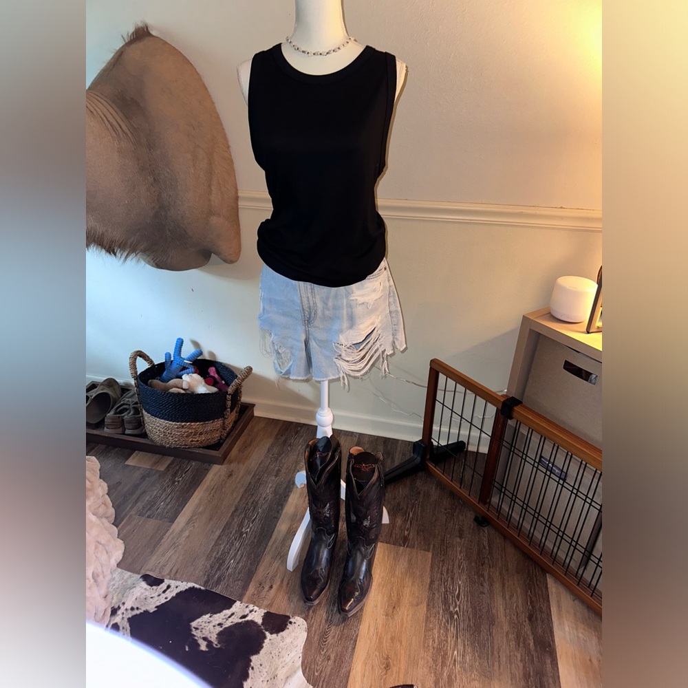 Abercrombie & Fitch brand new distressed denim boyfriend shorts